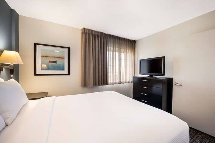 Room 6 of 25